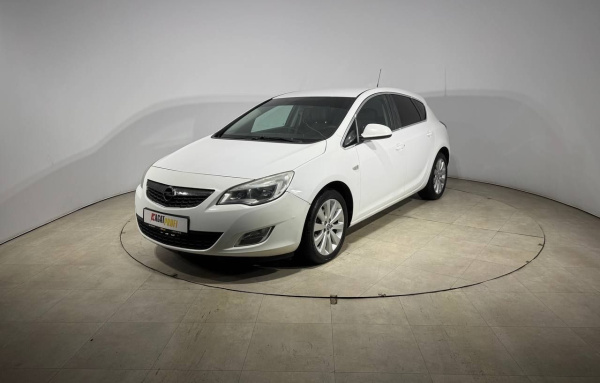 Opel Astra 2012 года с пробегом 218 685 км, фото 1